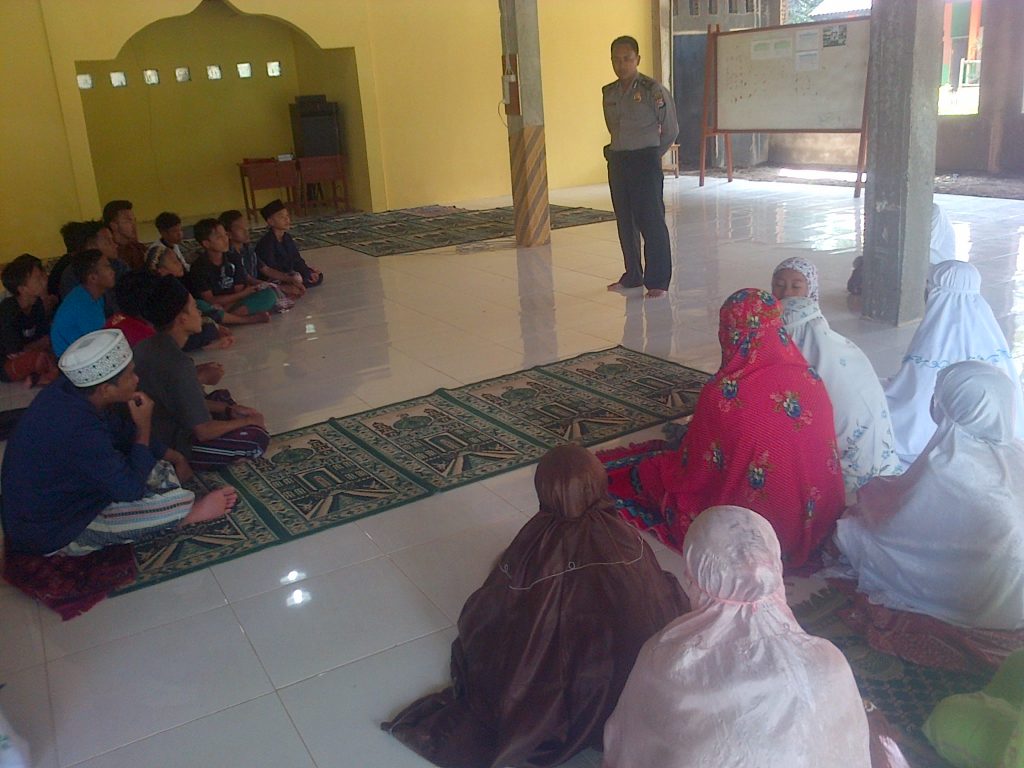 Tampak Brigadir Masudin saat menghimbau para santri Pondok Pesantren Modern Yayasan Nuansa Banten, Cikedal, Senin (14/11/2016)