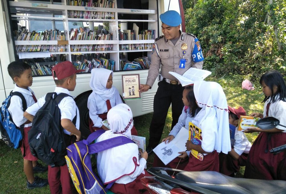 polisi ajak anak membaca
