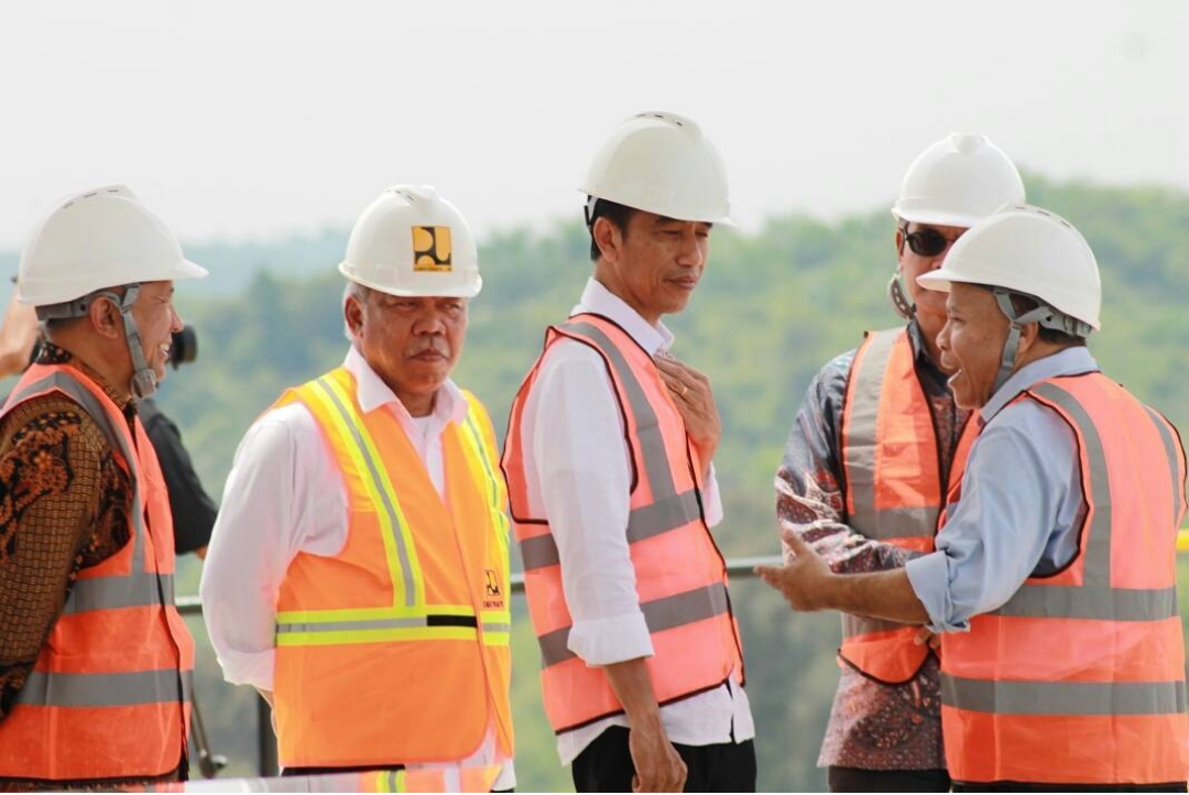 Presiden Joko Widodo meninjau pembangunan bendungan Karian di Kecamatan Rangkasbitung, Kabupaten Lebak, Banten, Rabu (4/10/2017).