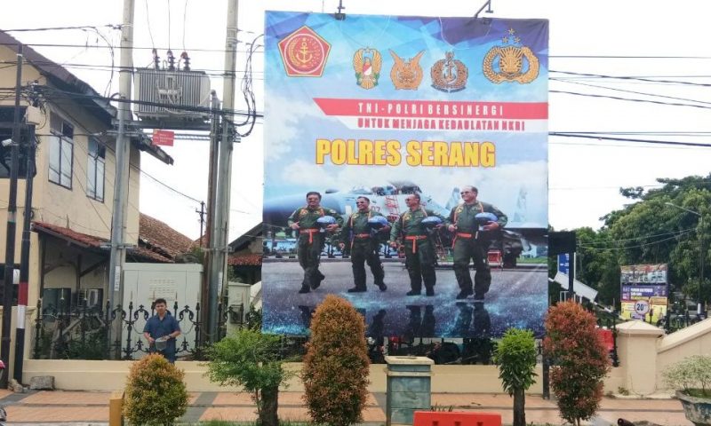 Pemasangan Baleho Sinergitas TNI dan POLRI di depan Mako Polres Serang