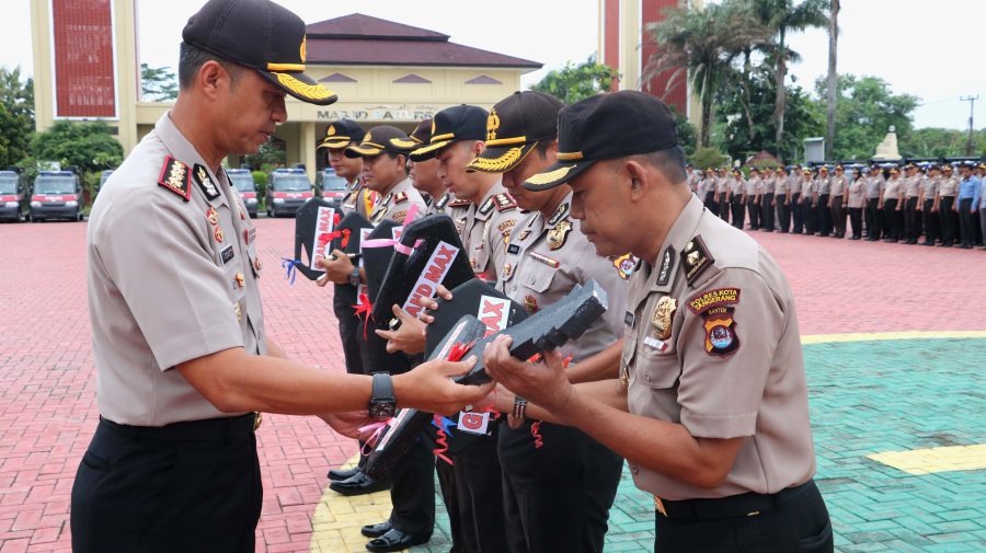Wakapolda Banten Kombes Pol Tomex Kurniawan secara simbolis menyerahkan Kendaraan Operasional Pelayanan Kepolisian kepada Kapolres Jajaran di Lapangan Apel Mapolda Banten, Kamis (08/02)