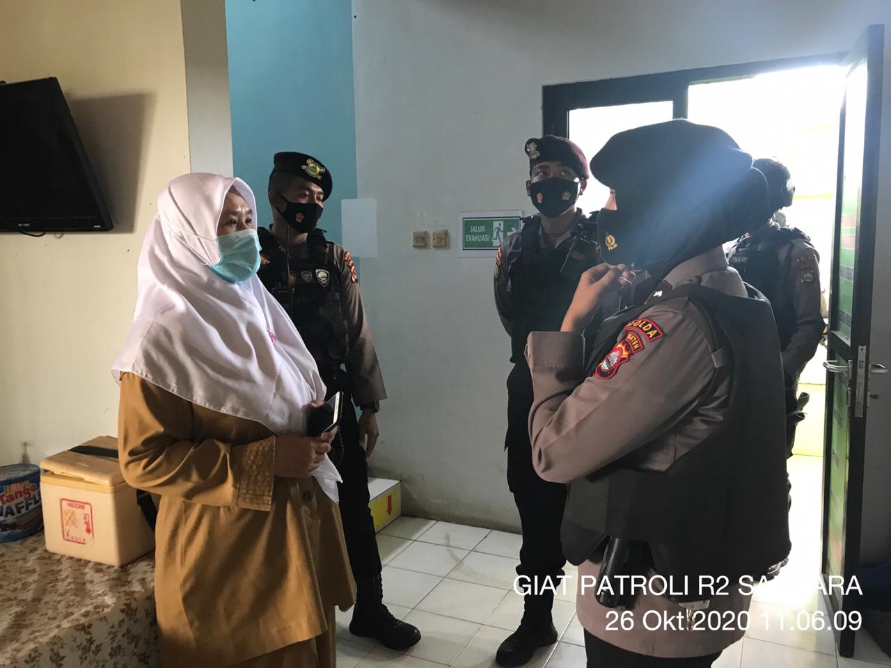 Sambil Berpatroli Personel Ditsamapta Polda Banten Ajak Masyarakat