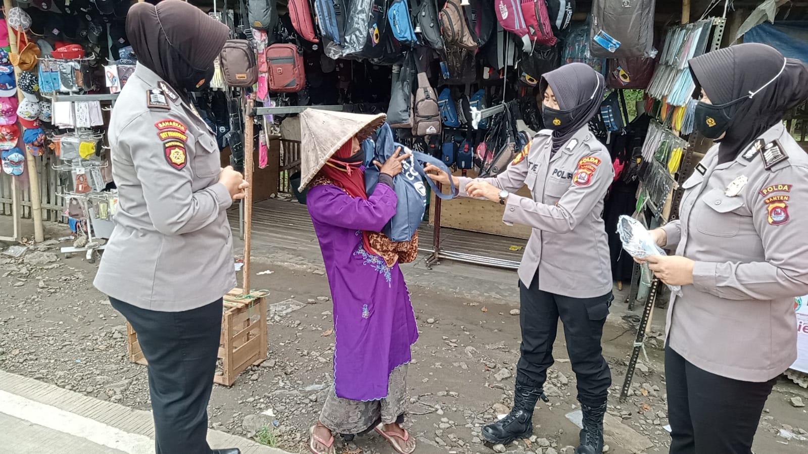 Pendekar Srikandi Ditpamobvit Polda Banten Bagikan Ratusan Masker dan Puluhan Paket Sembako di Kecamatan Baros