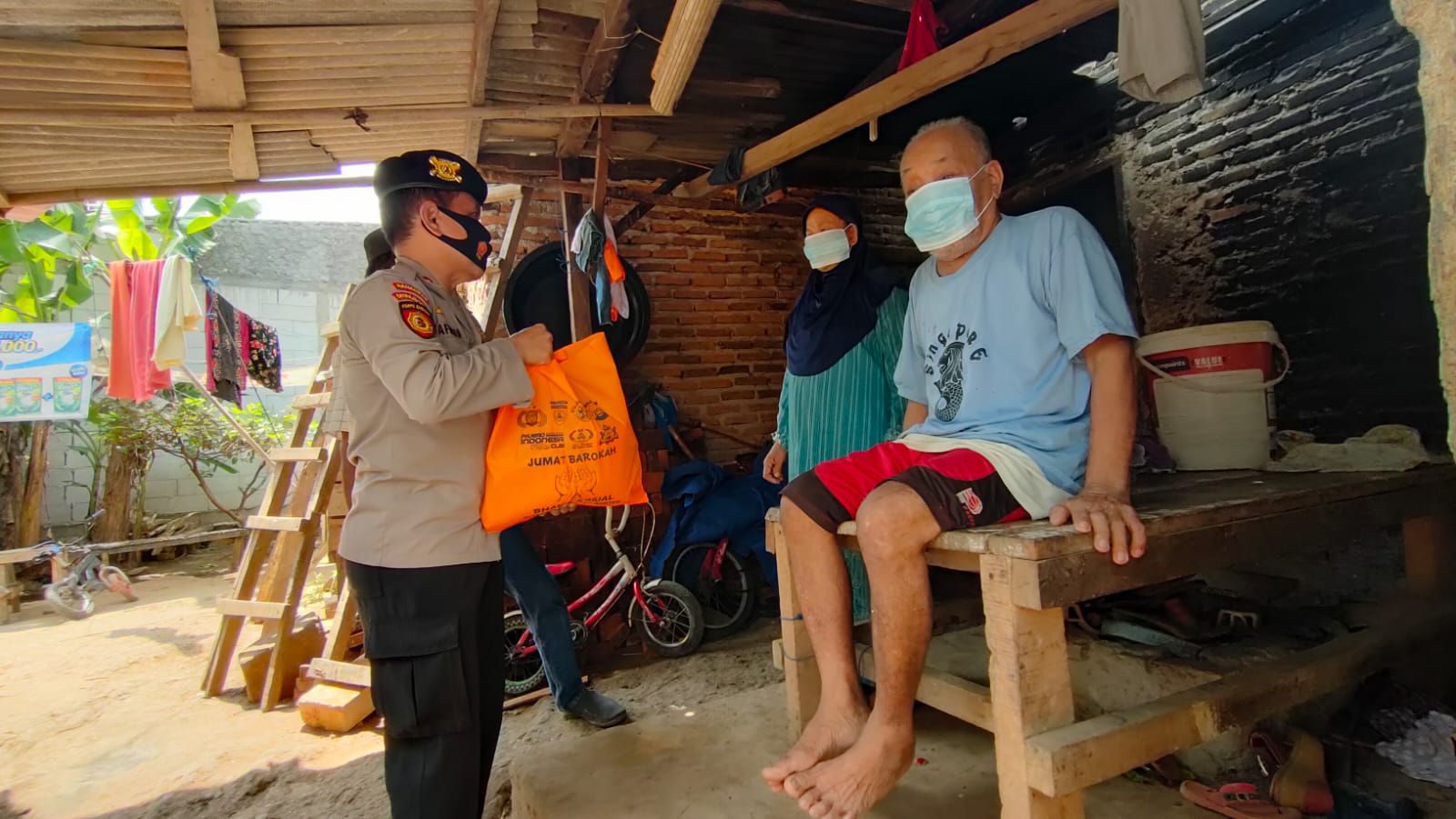 Gandeng Komunitas PIC, Ditpamobvit Polda Banten Bagikan Bansos Kepada Masyarakat Terdampak Covid-19