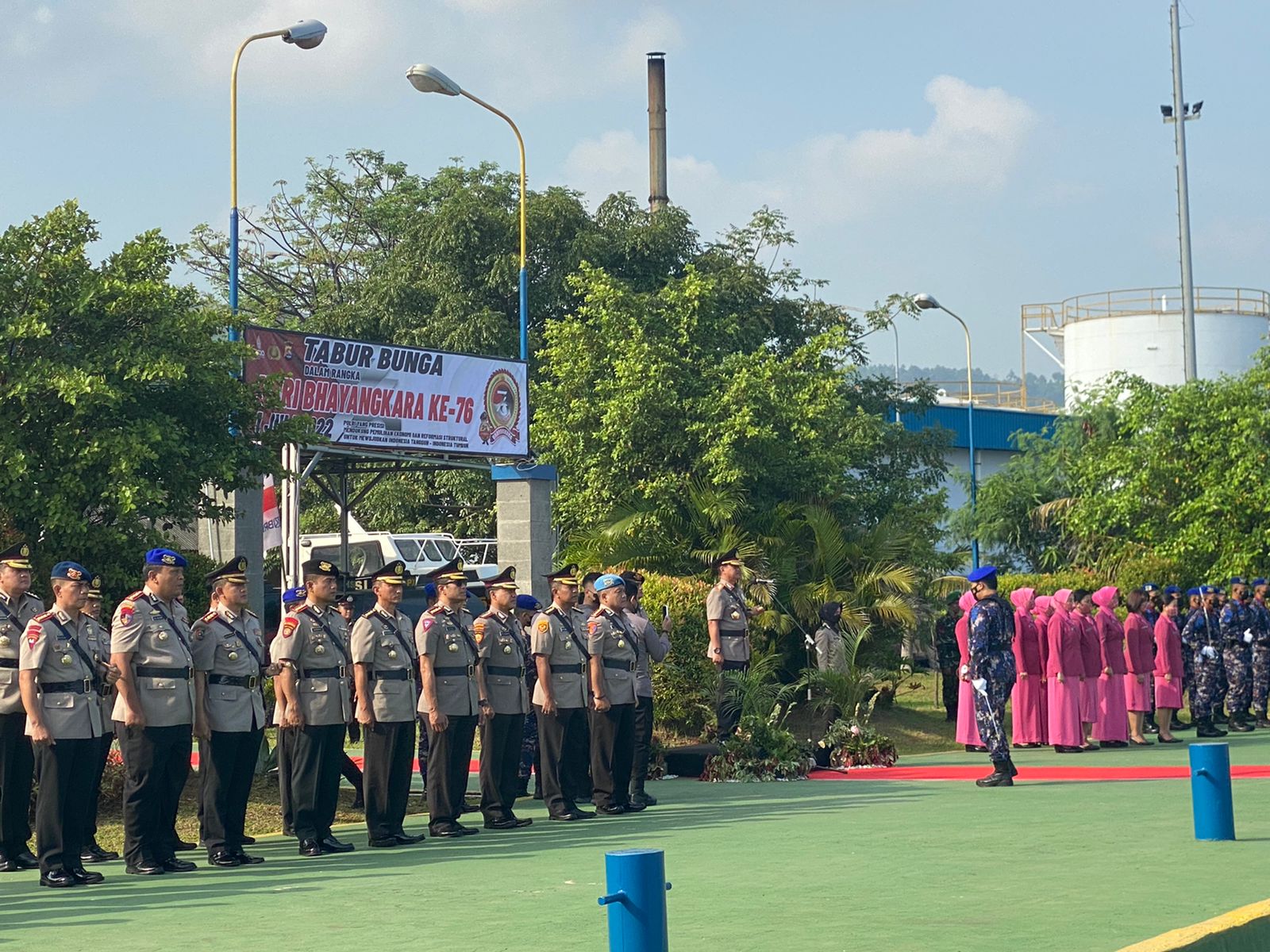 Dansat Brimob Polda Banten Hadiri Upacara Tabur Bunga Dalam Rangka HUT Bhayangkara ke-76 Tahun 2022