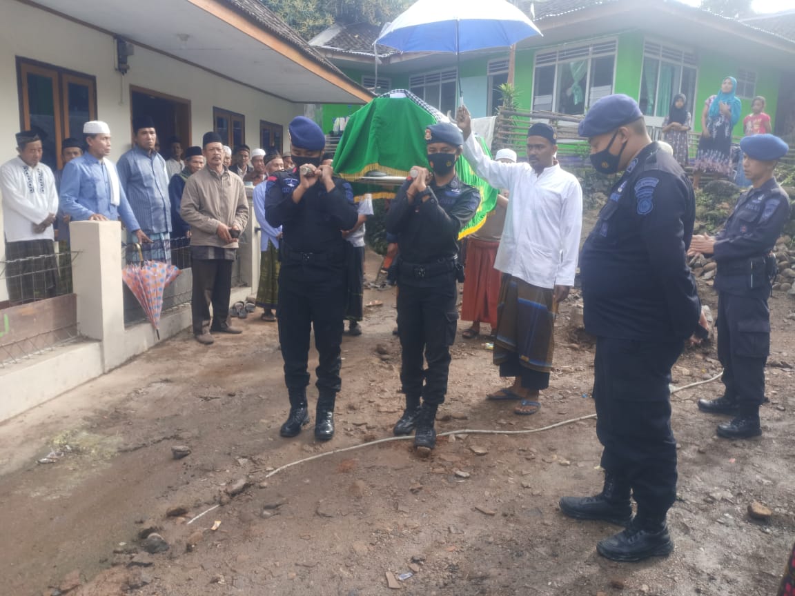 Personel Satbrimob Polda Banten Laksanakan Sambang Duka