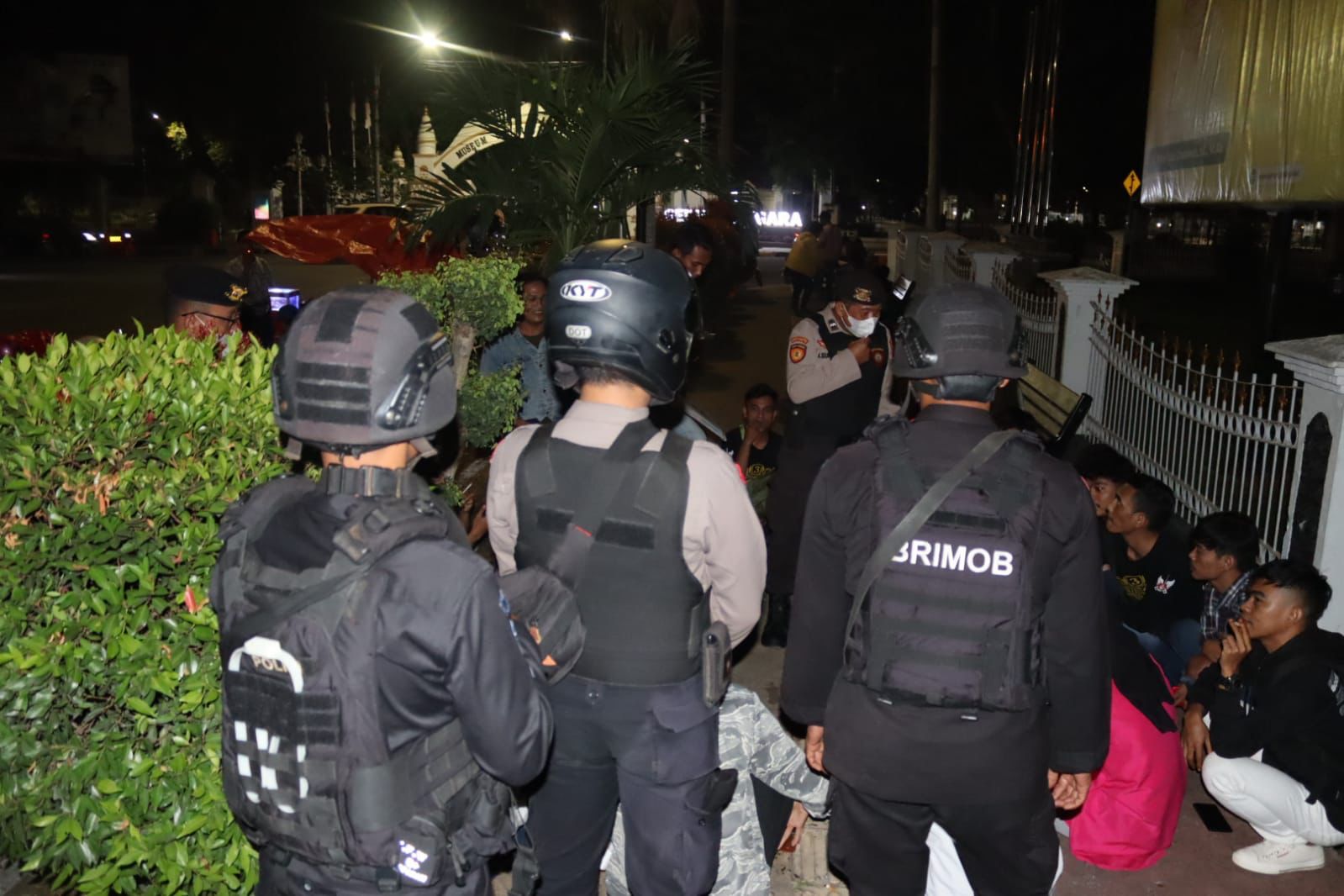 Personel Satuan Brimob Polda Banten Melaksanakan Patroli Kamtibmas Wilkum Serang Kota