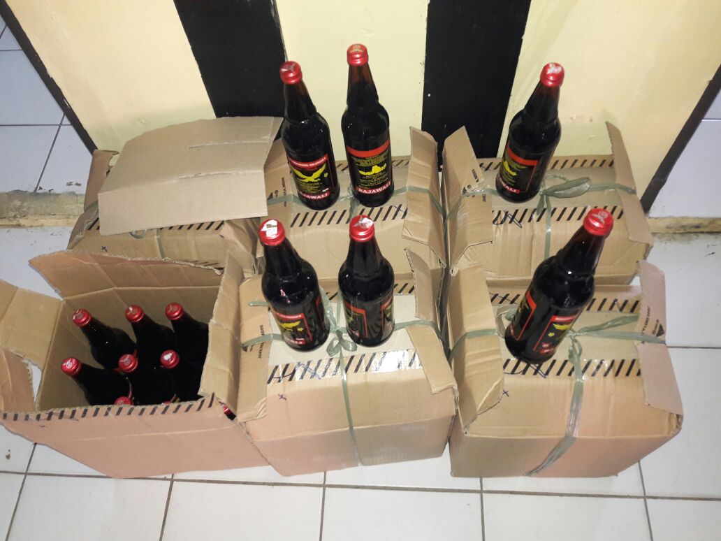 OPERASI PEKAT KALIMAYA 2016 : Polsek Mauk Berhasil Sita Ratusan Botol Minuman Keras