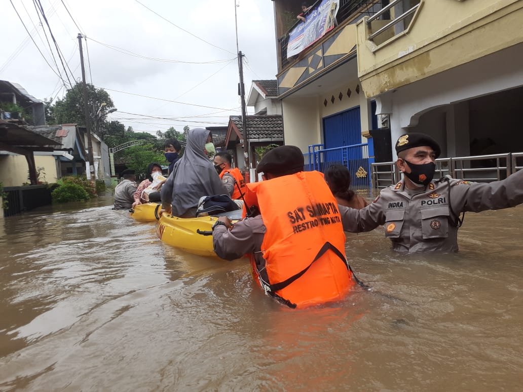 Wujud Negara Hadir Personel Tni Polri Dikerahkan Bantu Korban Banjir Tribrata News Banten 4538