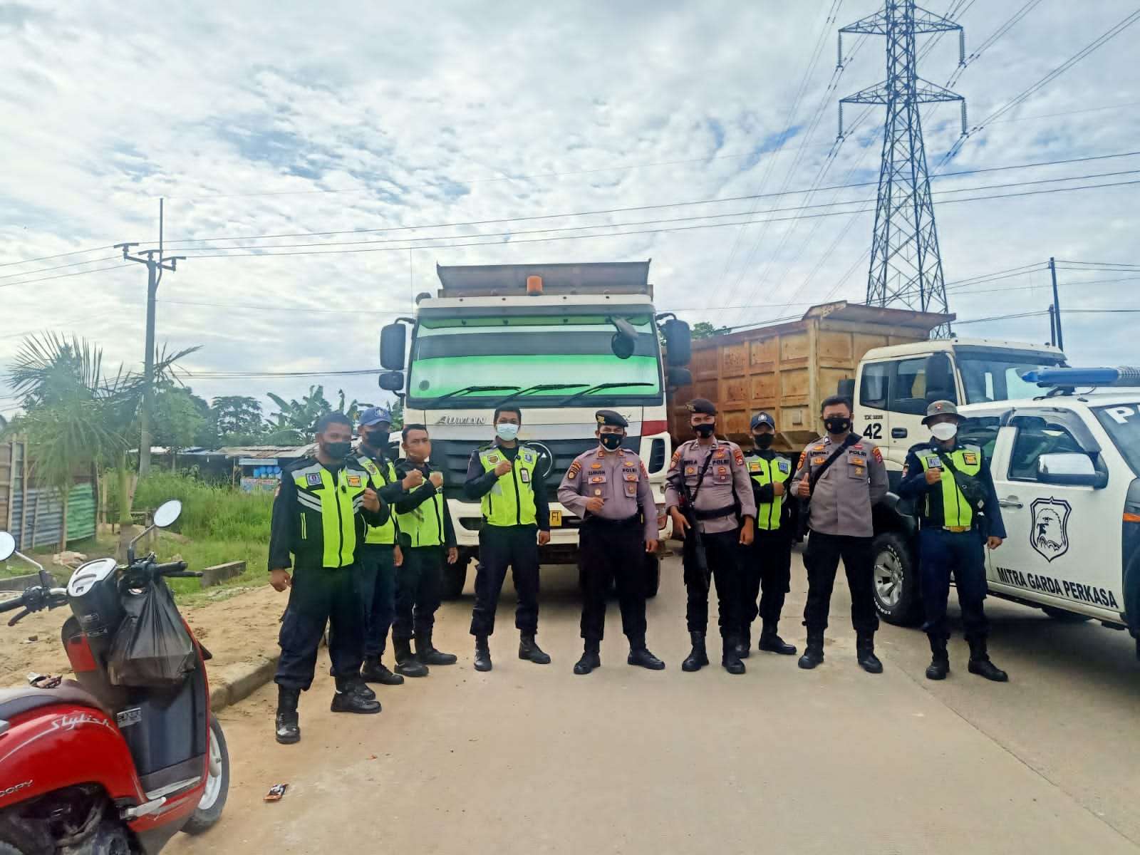 Dengan Humanis Personel Ditpamobvit Polda Banten Lakukan Pengamanan Dan Pengawalan Unjuk Rasa 