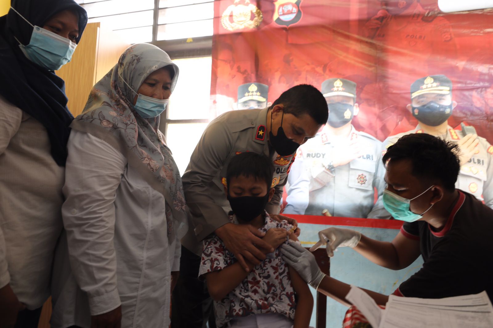 350 Siswa Divaksin, Wakapolda Banten Tinjau Gerai Vaksin di SDN Mekar Bakti
