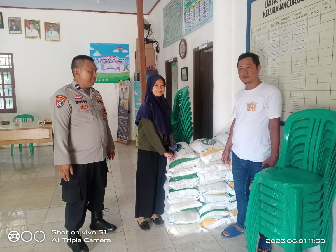 Bhabinkamtibmas Polsek Curug Polresta Serkot Polda Banten, monitoring pembagian Bansos beras dari Bulog