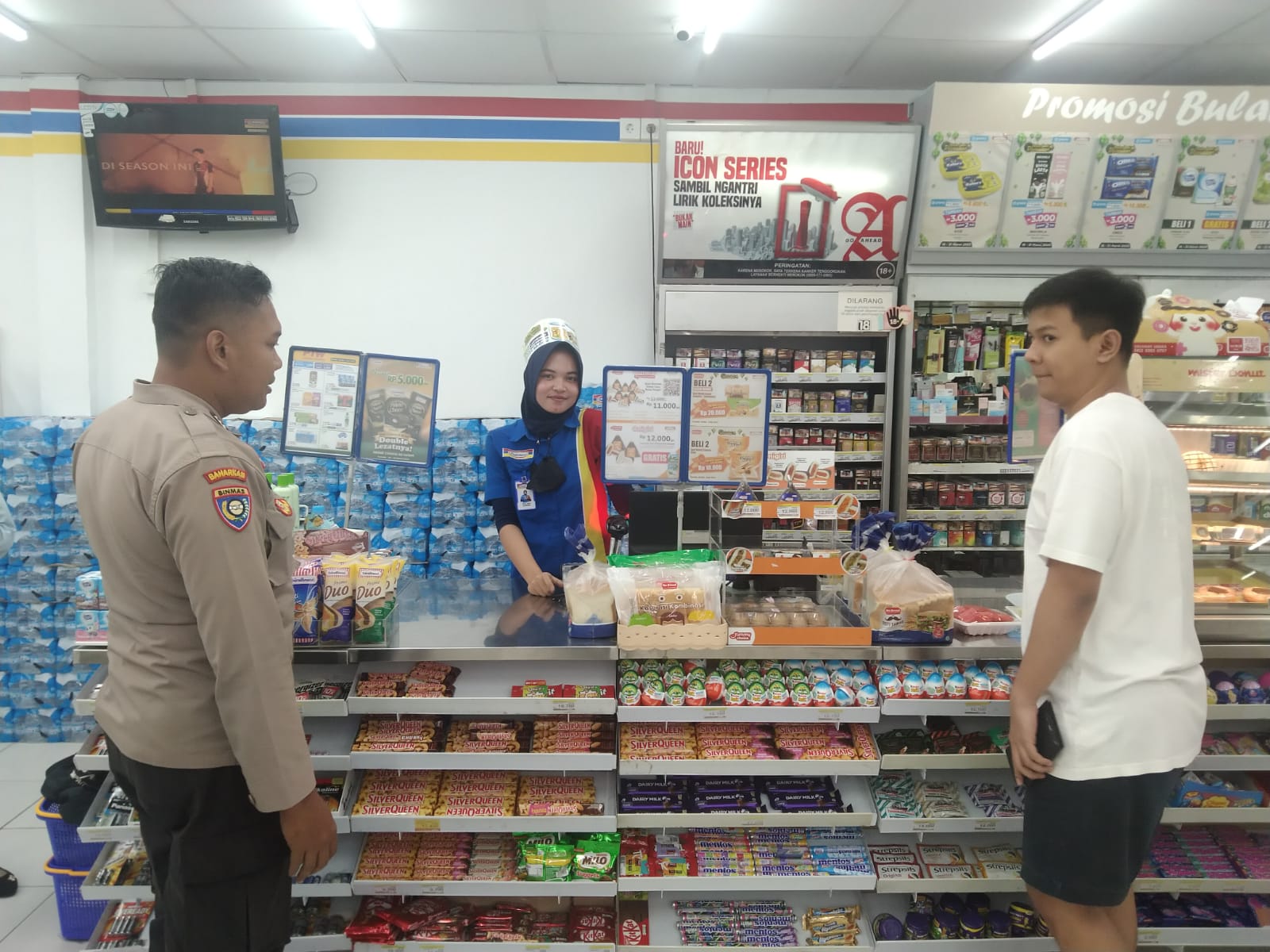 Anggota Polsek Cipocok Jaya Polresta Serkot Polda Banten, Laksanakan Patroli Dialogis Dengan Karyawan Indomart